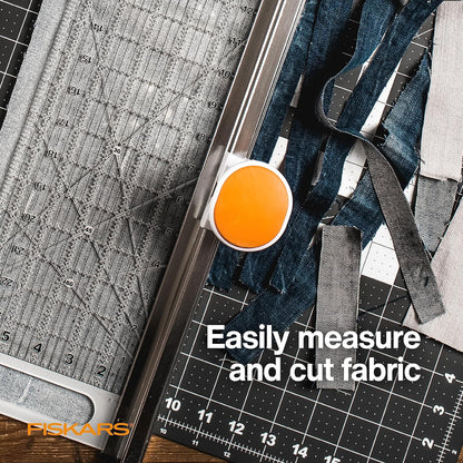 Fiskars 15,2 x 61 cm Rotary Cutter y regla Combo (195130 – 1001) | Hoja giratoria de acero de alta calidad de 45 mm, corta varias capas de tela, mango ergonómico, rejilla de medición integrada