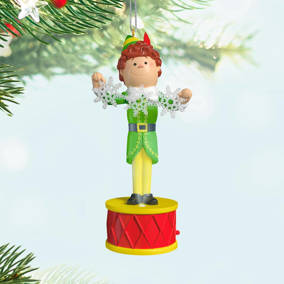 Hallmark - Adorno de Navidad 2025, colección de Elfos, Amigo del Elfo, con luz y Sonido, Regalos de película de Navidad
