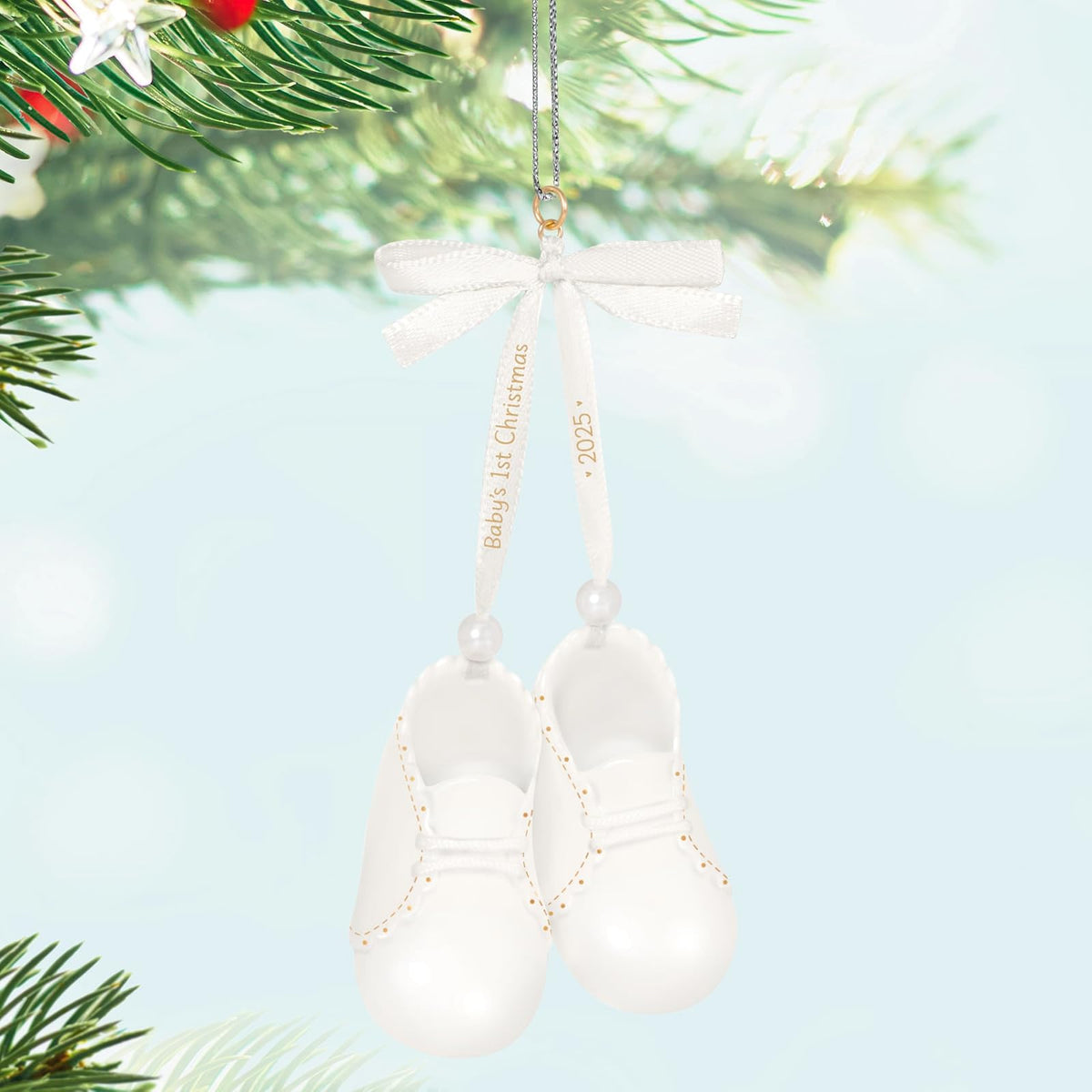 Hallmark - Adorno navideño de Recuerdo 2025, para bebé de la Primera Navidad 2025, Porcelana, Regalos para bebés