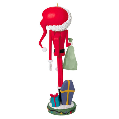Hallmark - Adorno navideño de Recuerdo 2025, Disney Tim Burton's The Nightmare Before Christmas Cascanueces de Papá Noel Skellington, Regalos para fanáticos de Disney