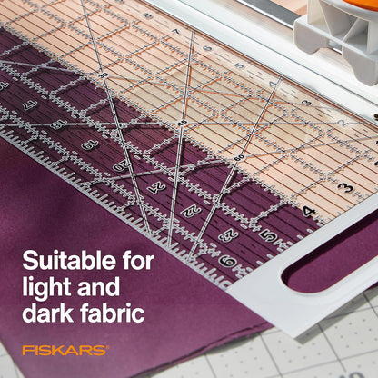 Fiskars 15,2 x 61 cm Rotary Cutter y regla Combo (195130 – 1001) | Hoja giratoria de acero de alta calidad de 45 mm, corta varias capas de tela, mango ergonómico, rejilla de medición integrada