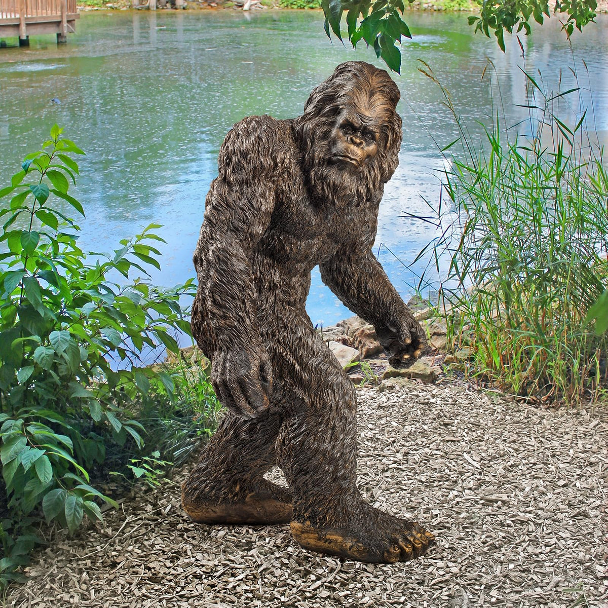 Design Toscano Yeti The Bigfoot - Estatua de jardín para Interiores y Exteriores, Mediana de 21 Pulgadas de Alto, Resina de Piedra fundida, Acabado café