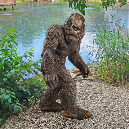 Design Toscano Yeti The Bigfoot - Estatua de jardín para Interiores y Exteriores, Mediana de 21 Pulgadas de Alto, Resina de Piedra fundida, Acabado café