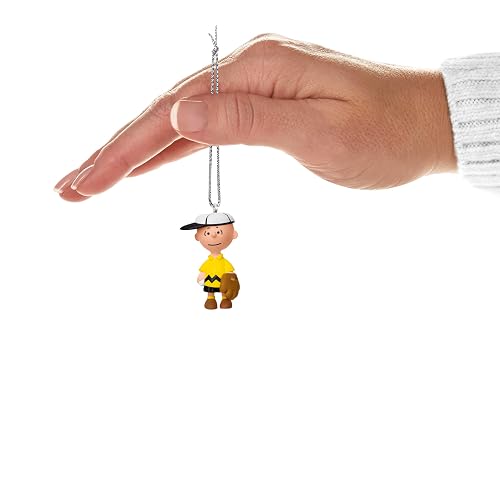 Hallmark - Mini Adornos de Navidad 2025, The Peanuts Gang Playing Catch, Juego de 2, Regalos para fanáticos de los Cacahuetes