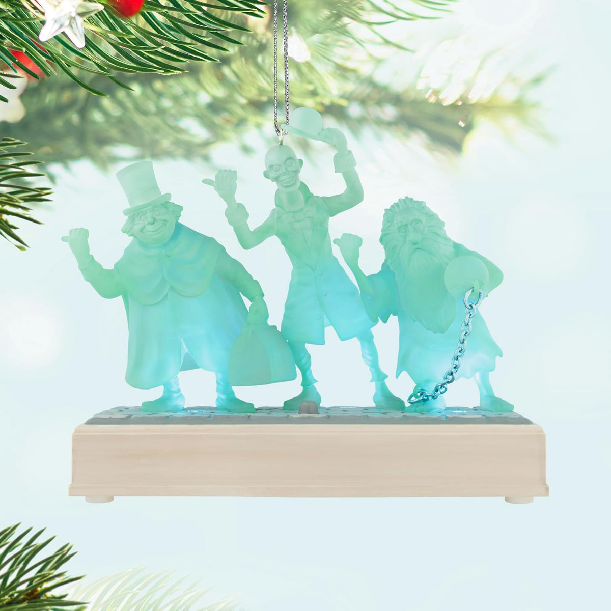 Hallmark - Adorno navideño de Recuerdo 2025, colección Disney The Haunted Mansion The Hitchhiking Ghosts con luz y Sonido, Regalos para fanáticos de Disney