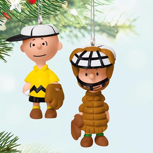 Hallmark - Mini Adornos de Navidad 2025, The Peanuts Gang Playing Catch, Juego de 2, Regalos para fanáticos de los Cacahuetes